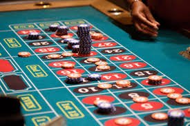 bandungtoto slot app showing live blackjack table and settlement ticker on mobile screen